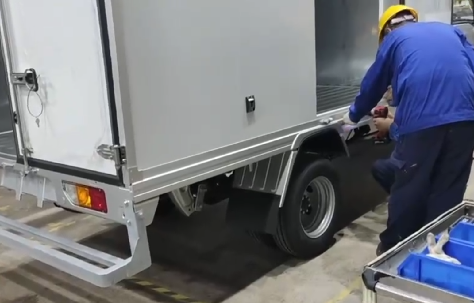 Zadnji korak sestavljanja tovornega zaboja: tesnjenje z nanosom lepila