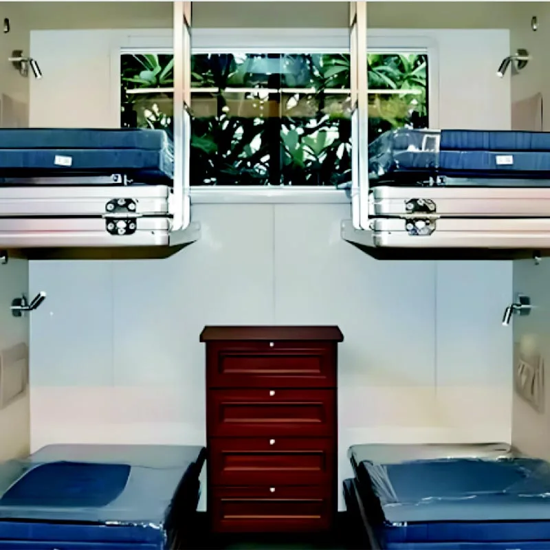 Zložljiva postelja v vozilu